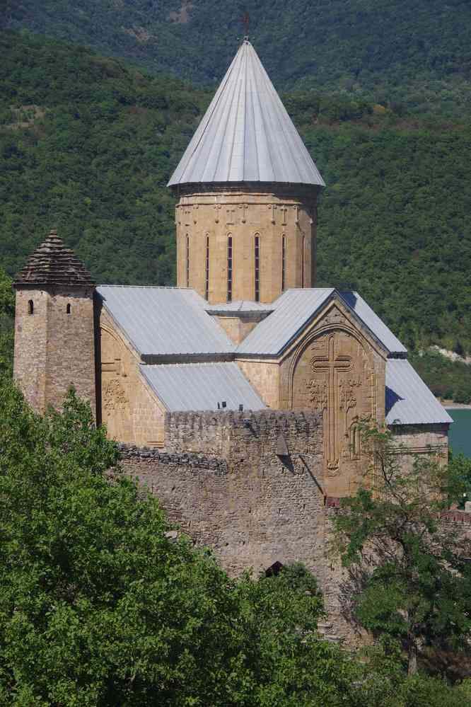 Le monastère d’Ananouri (ანანური) au-dessus du lac de Jinvali (ჟინვალის წყალსაცავი), le 6 août 2017