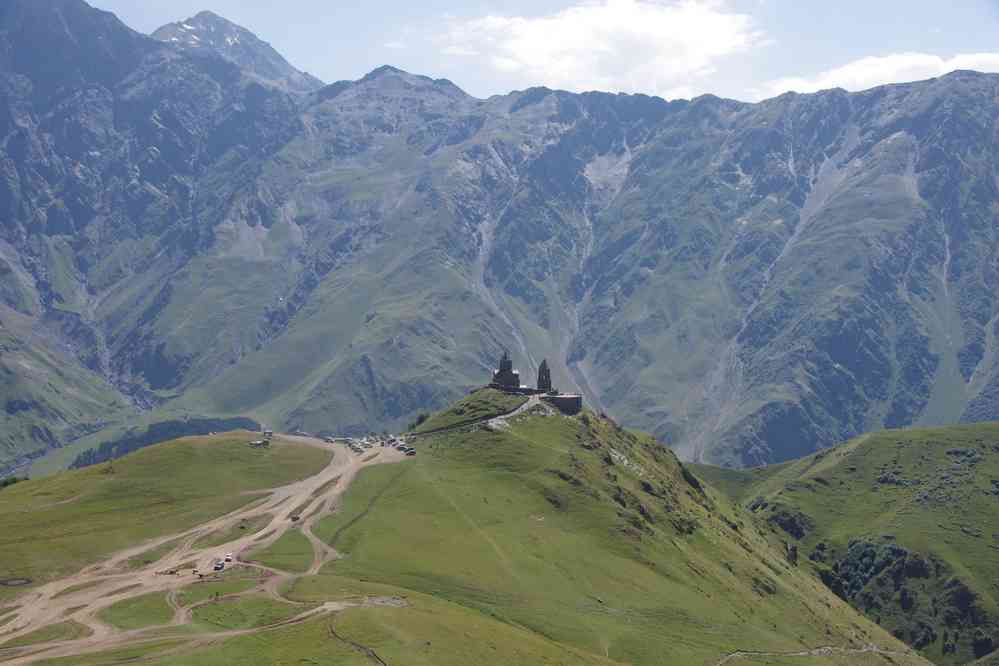 Quittant l’église de la Sainte-Trinité de Gergéti (გერგეტი), le 7 août 2017