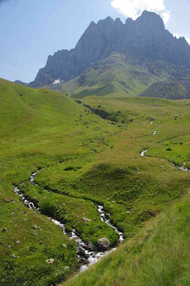 Au fond le mont Chaukhebi (3688 m), le 8 août 2017