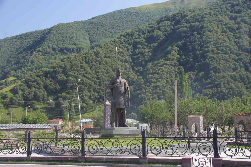 Village de Sno (სნო). Le guerrier attend l’envahisseur russe de pied ferme ! (8 août 2017)