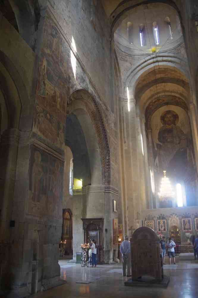 Mtskheta (მცხეთა), intérieur de la cathédrale de Svétitskhovéli (სვეტიცხოვლის საკათედრო ტაძარი), le 9 août 2017