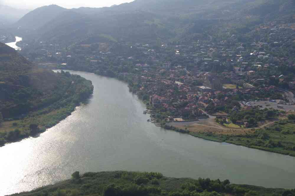 Mtskheta (მცხეთა), la vieille ville vue du monastère de Djvari (ჯვრის მონასტერი, ჯვარი). Allibert n’a pas organisé la visite à l’heure où le soleil est du bon côté, le 9 août 2017