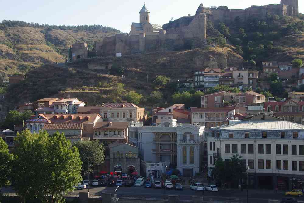 Tbilissi (თბილისი), depui s l’église de Métékhi de la Vierge, le 10 août 2017. Vue sur la forteresse Narikala (ნარიყალა)