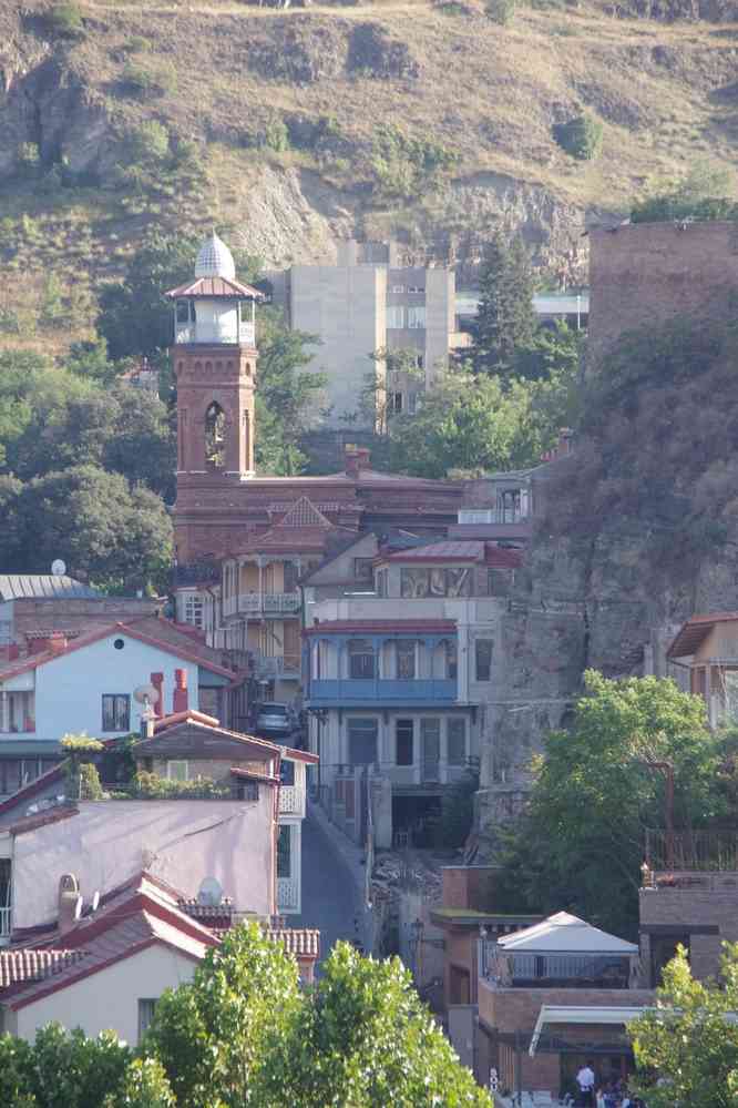 Tbilissi (თბილისი), depuis l’église de Métékhi de la Vierge, le 10 août 2017. Vue sur la seule mosquée tolérante de l’islam !