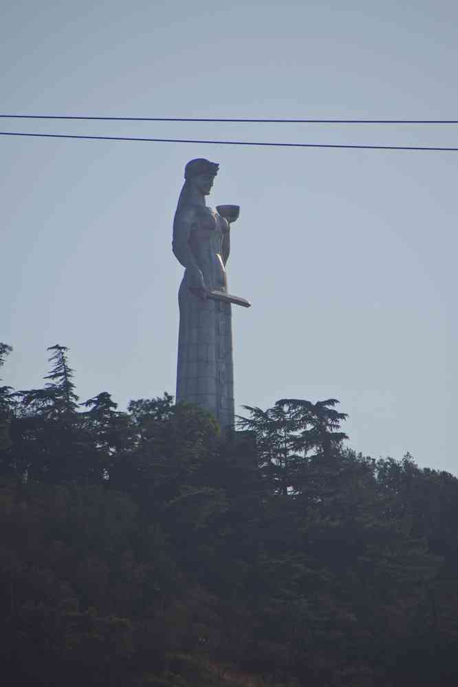 Tbilissi (თბილისი), depuis l’église de Métékhi de la Vierge. La statue Kartlis Deda (ქართლის დედა), pendant géorgien de la « mère Arménie » d’Erevan (Երևան), le 10 août 2017