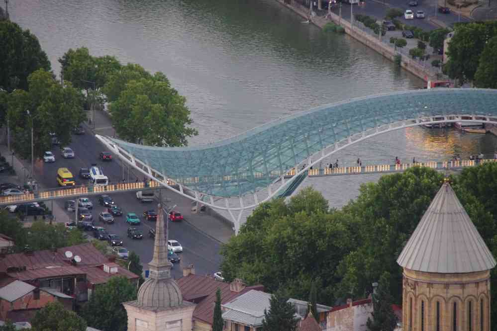 Tbilissi (თბილისი), le pont de la Paix (მშვიდობის ხიდი) depuis la forteresse Narikala (ნარიყალა). Ce chef-d’œuvre d’illumination, ce mouvement perpétuel d’un train imaginaire, symbole de l’avancée inexorable de la Géorgie vers un destin radieux… (le 10 août 2017