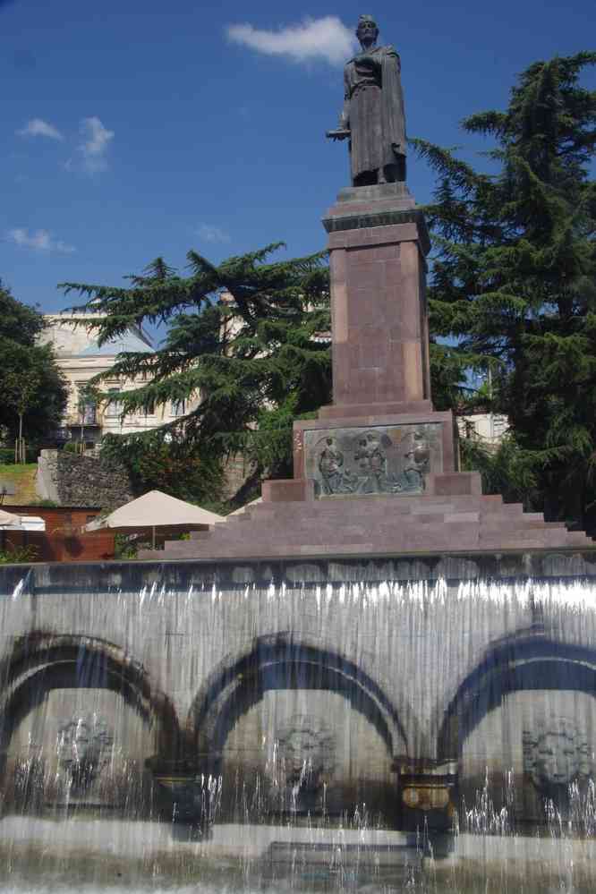 Tbilissi (თბილისი), balade sur l’avenue Roustavéli (რუსთაველის გამზირი), le 11 août 2017