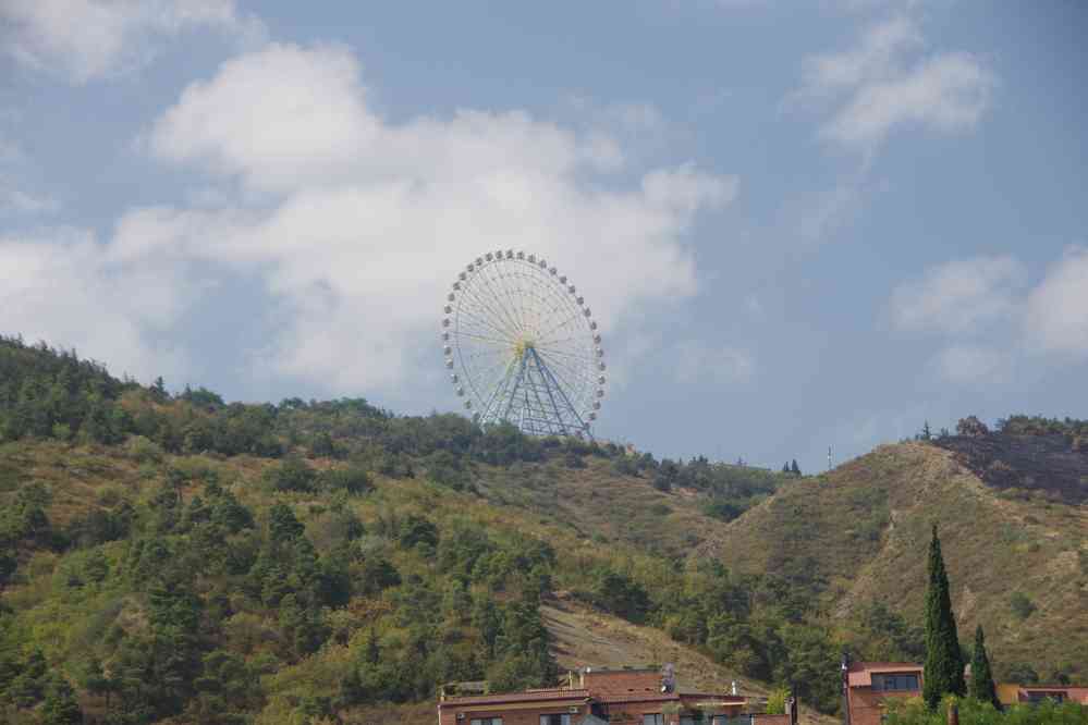 Tbilissi (თბილისი), balade sur l’avenue Roustavéli (რუსთაველის გამზირი). Ils ont une grande roue comme à Paris, mais au moins elle n’est pas dans la perspective, le 11 août 2017