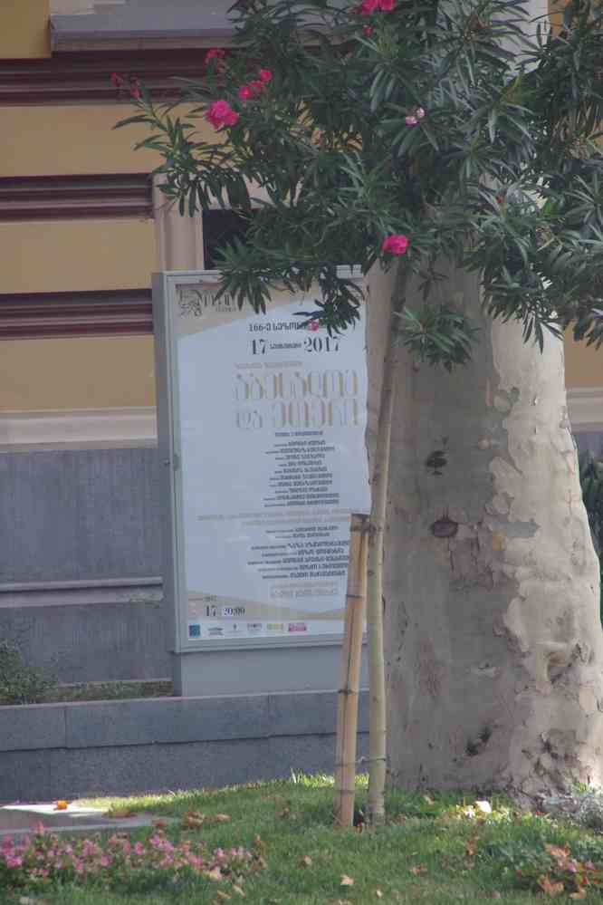 Tbilissi (თბილისი), balade sur l’avenue Roustavéli (რუსთაველის გამზირი). Affiche devant l’opéra. J’aurais bien voulu savoir quelle œuvre lyrique ils donnaient, mais je ne lis pas le géorgien, le 11 août 2017