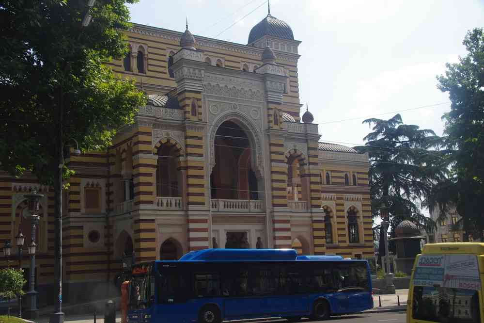 Tbilissi (თბილისი), balade sur l’avenue Roustavéli (რუსთაველის გამზირი). L’opéra de Tbilissi (თბილისი), le 11 août 2017