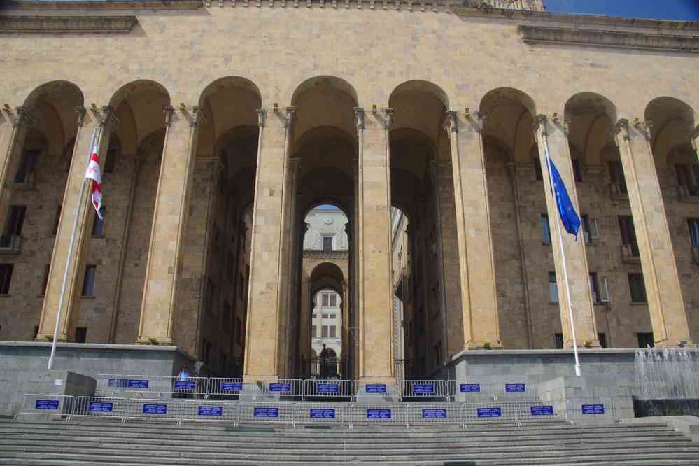 Tbilissi (თბილისი), balade sur l’avenue Roustavéli (რუსთაველის გამზირი). Ancien bâtiment du parlement géorgien. Ce dernier a été déplacé à Koutaïssi, capitale de la région d’Iméréthie. (Oui, la région du milliardaire oligarque Bidzina Ivanichvili (ბიძინა ივანიშვილი), celui qui a rénové la moitié de Tbilissi (თბილისი). Hasard !), le 11 août 2017