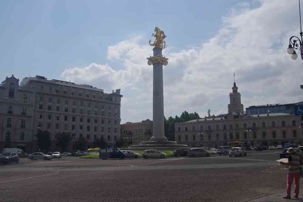 Tbilissi (თბილისი), balade sur l’avenue Roustavéli (რუსთაველის გამზირი). Au bout de l’avenue, la place de la Liberté et sa statue de Saint-Georges patron de la Géorgie. Une autre réalisation de l’ère Saakachvili..., le 11 août 2017