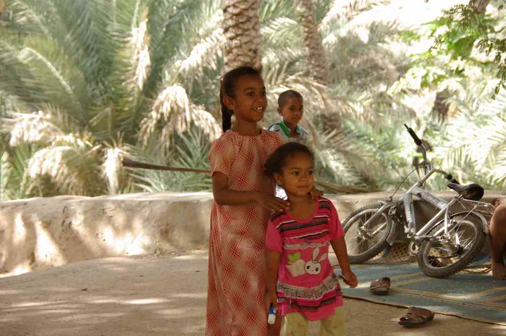 Fillettes dans la vallée de Tiwi, le 27 mars 2012