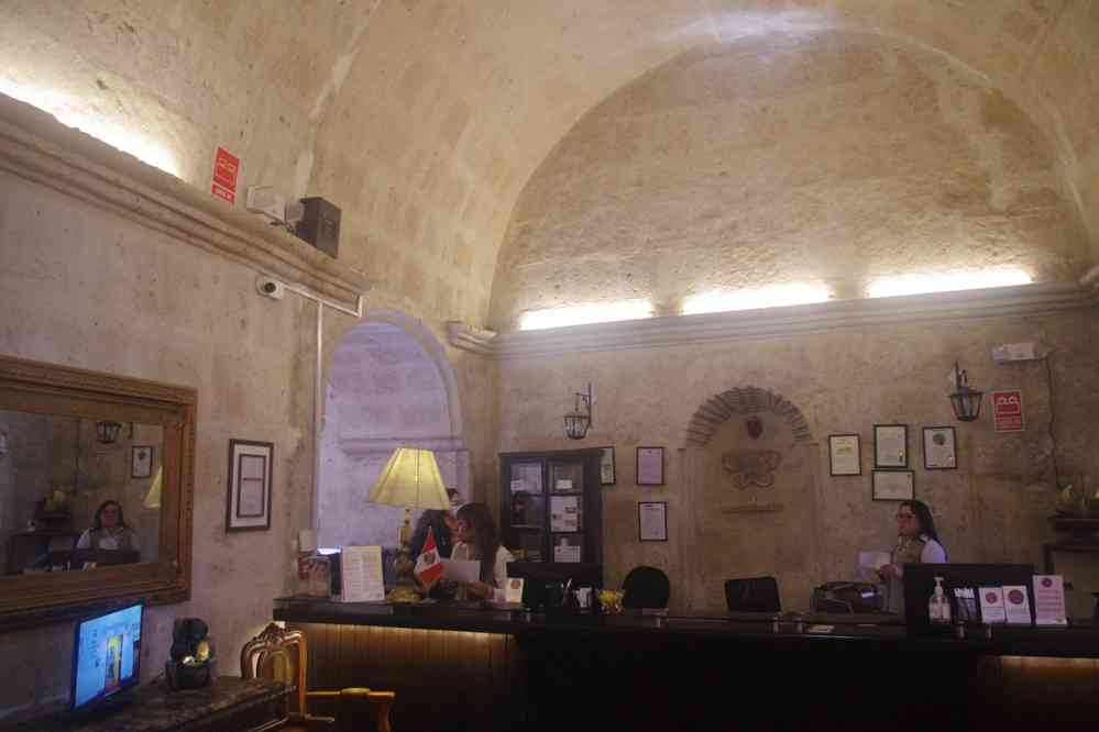 Hall d’hôtel à Arequipa (hotel Los Tambos Colonial), le 4 août 2024. Murs du XVIᵉ siècle