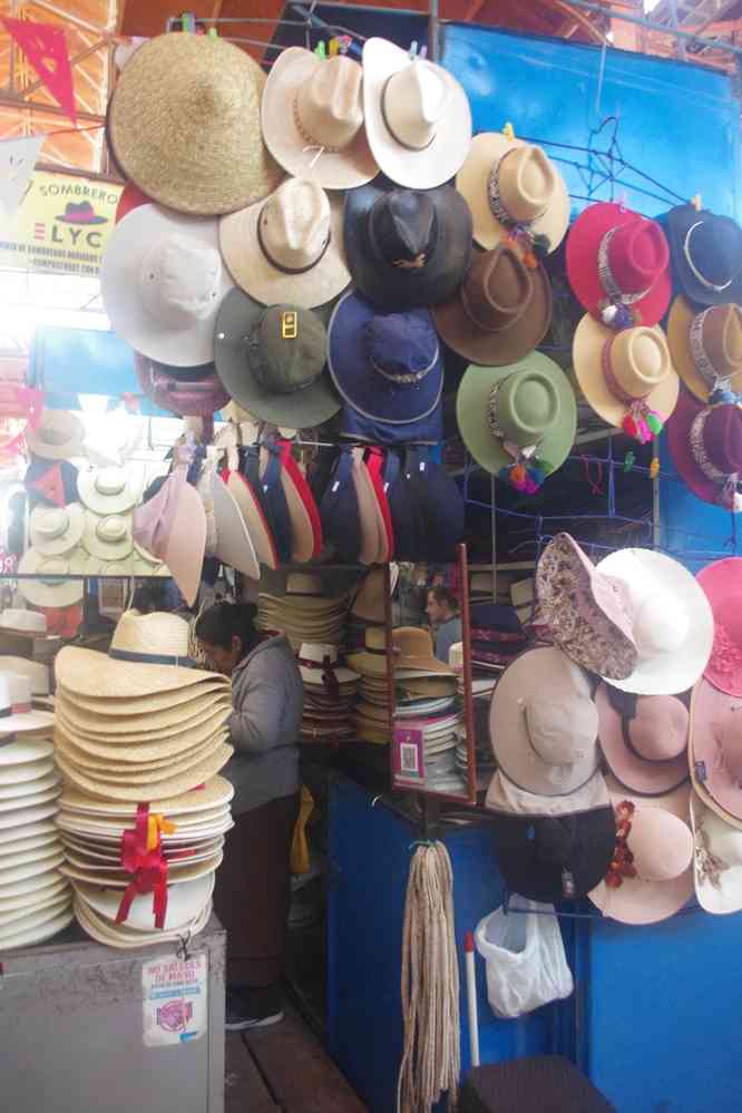 Arequipa, marché central (mercado San Camilo), le 4 août 2024. Choix de chapeaux
