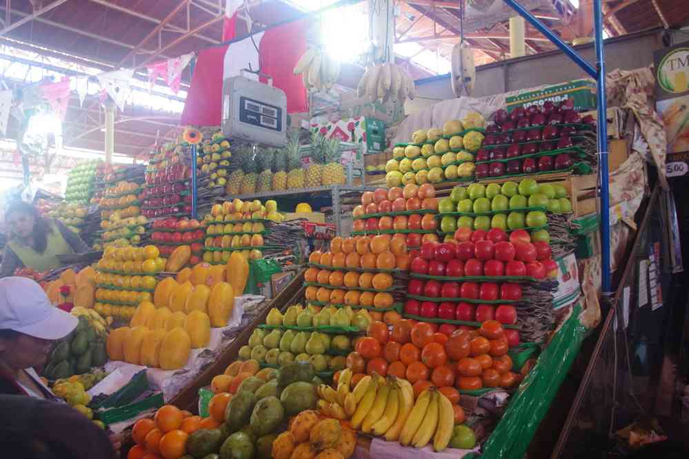 Arequipa, marché central (mercado San Camilo), le 4 août 2024. Assortiment de fruits tropicaux et tempérés