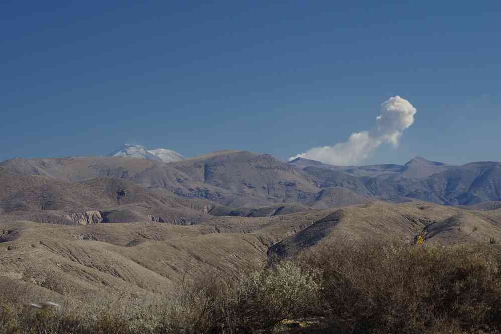 Route entre Arequipa et Chivay. À gauche les volcans Ampato (6288 m) et Hualca Hualca (6025 m). Le panache volcanique provient du Sabancaya (5967 m), le 5 août 2024