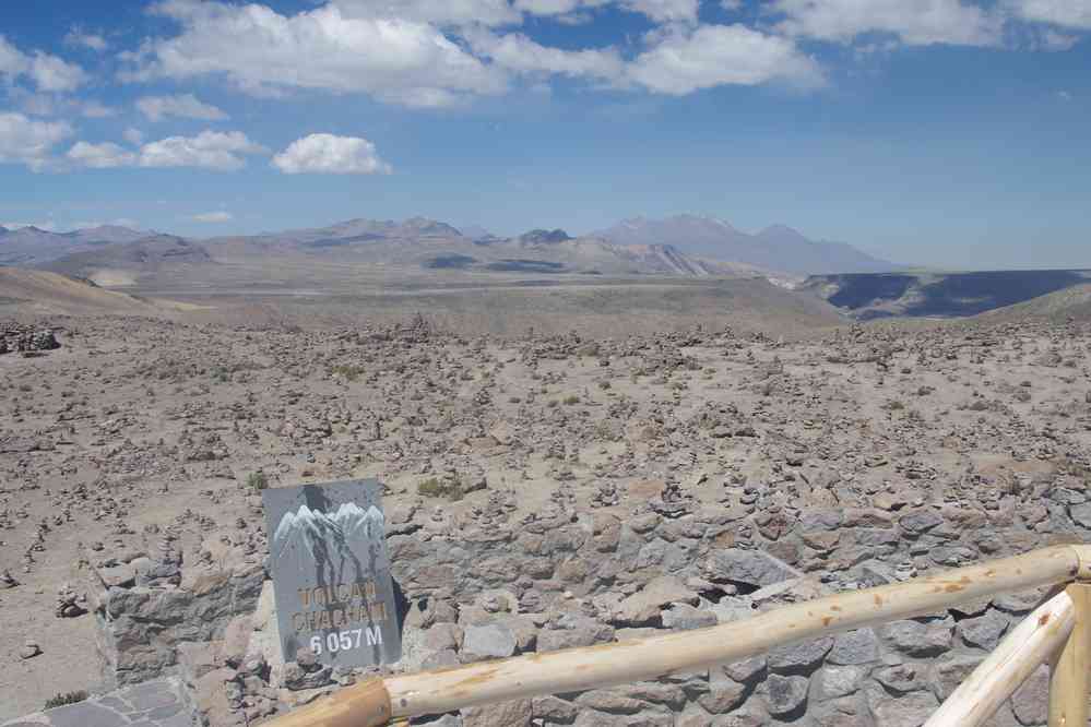 Vue sur le volcan Chachani 6057 m. Belvédère des volcans 4910 m (point culminant de la journée), le 5 août 2024