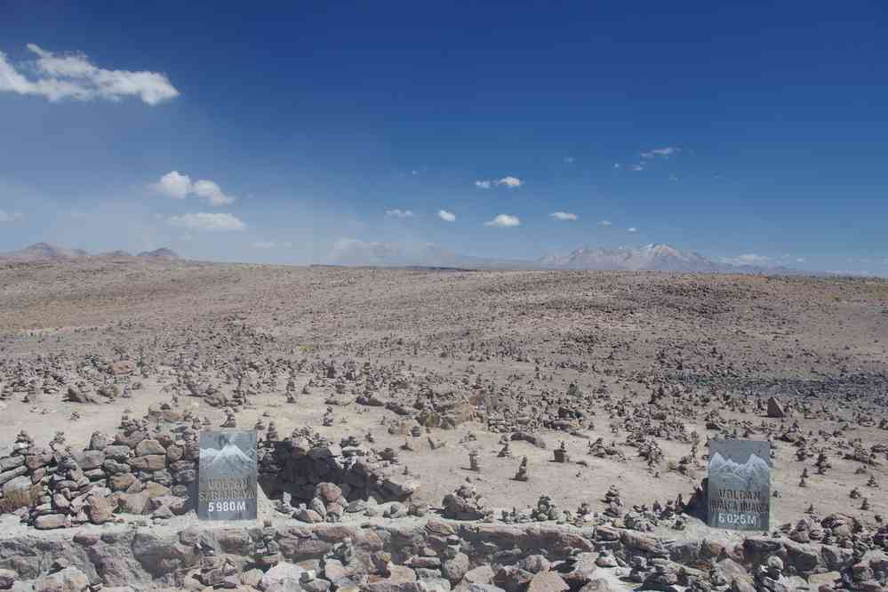 Vue sur les volcans Ampato 6288 m, Sabancaya 5967 m et Hualca Hualca 6025 m. Belvédère des volcans 4910 m (point culminant de la journée), le 5 août 2024