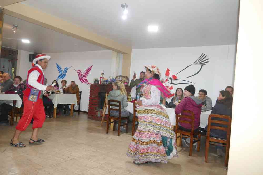 Danses très bruyantes (à la limite du supportable) au restaurant à Chivay. Restaurant Las Quenas à Chivay, le 5 août 2024