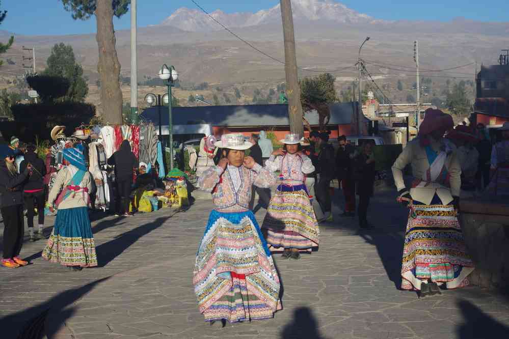 Danses à l’attention des touristes devant l’église de Yanque, le 6 août 2024