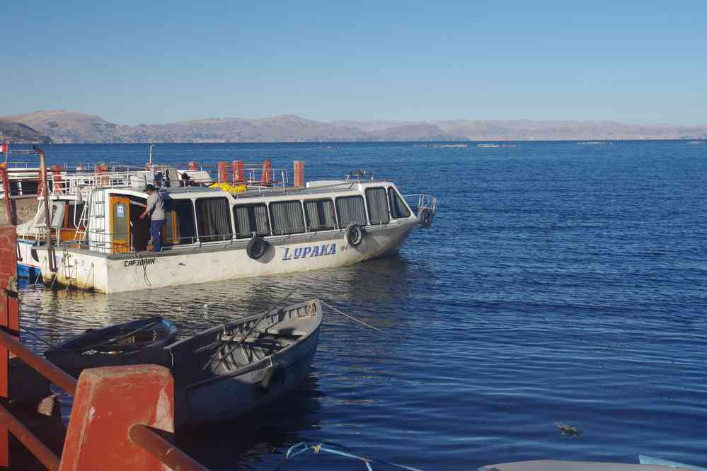 Depuis la péninsule de Llachón, en direction de l’embarcadère (navigation sur le lac Titicaca), le 7 août 2024