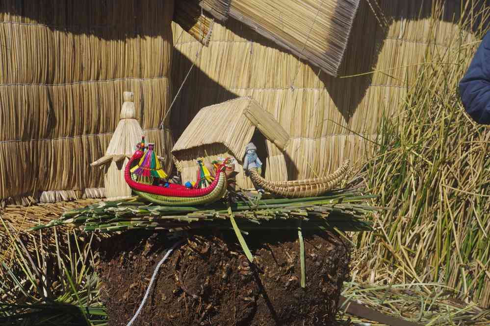 Lac Titicaca, sur une île flottante des Uros. Explications sur la manière de fabriquer les îles, le 7 août 2024