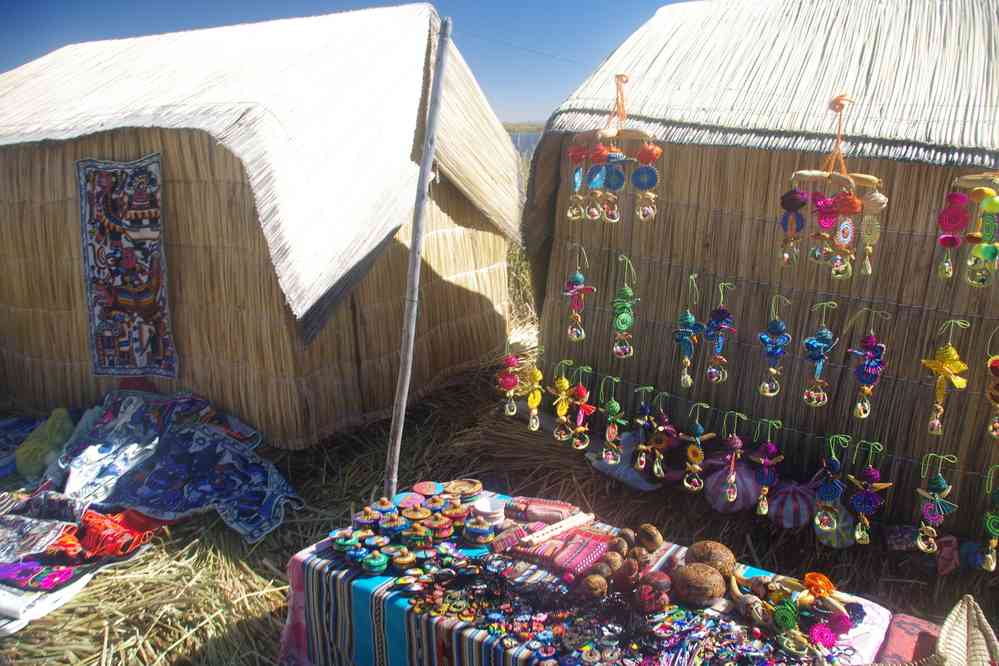 Lac Titicaca, sur une île flottante des Uros. Vente à destination des touristes, le 7 août 2024