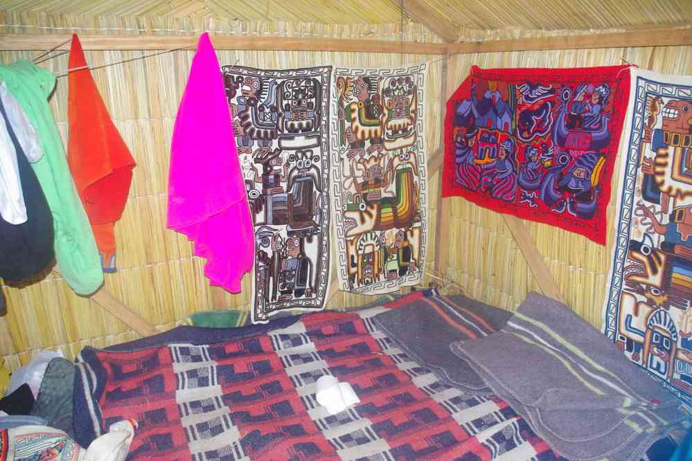 Lac Titicaca, sur une île flottante des Uros. Vente à destination des touristes, le 7 août 2024