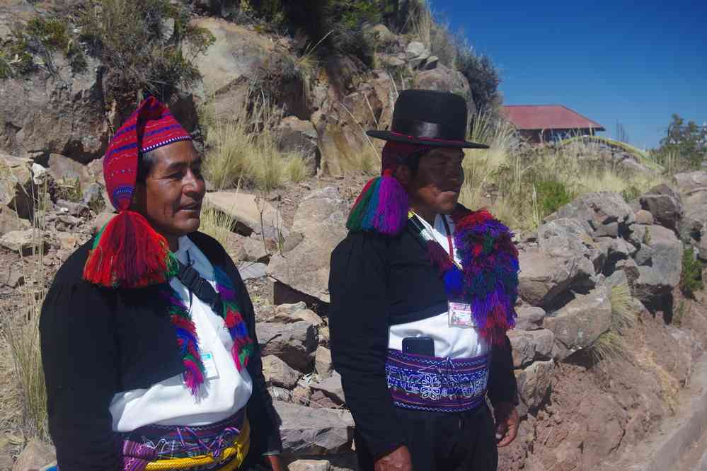 Lac Titicaca, randonnée dans l’île de Taquile. Deux habitants quechuas de l’île, le 7 août 2024