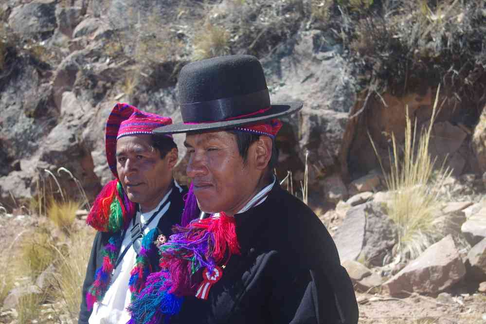 Lac Titicaca, randonnée dans l’île de Taquile. Deux habitants quechuas de l’île, le 7 août 2024