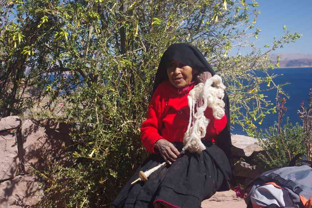 Lac Titicaca, randonnée dans l’île de Taquile. Habitante de l’île, le 7 août 2024