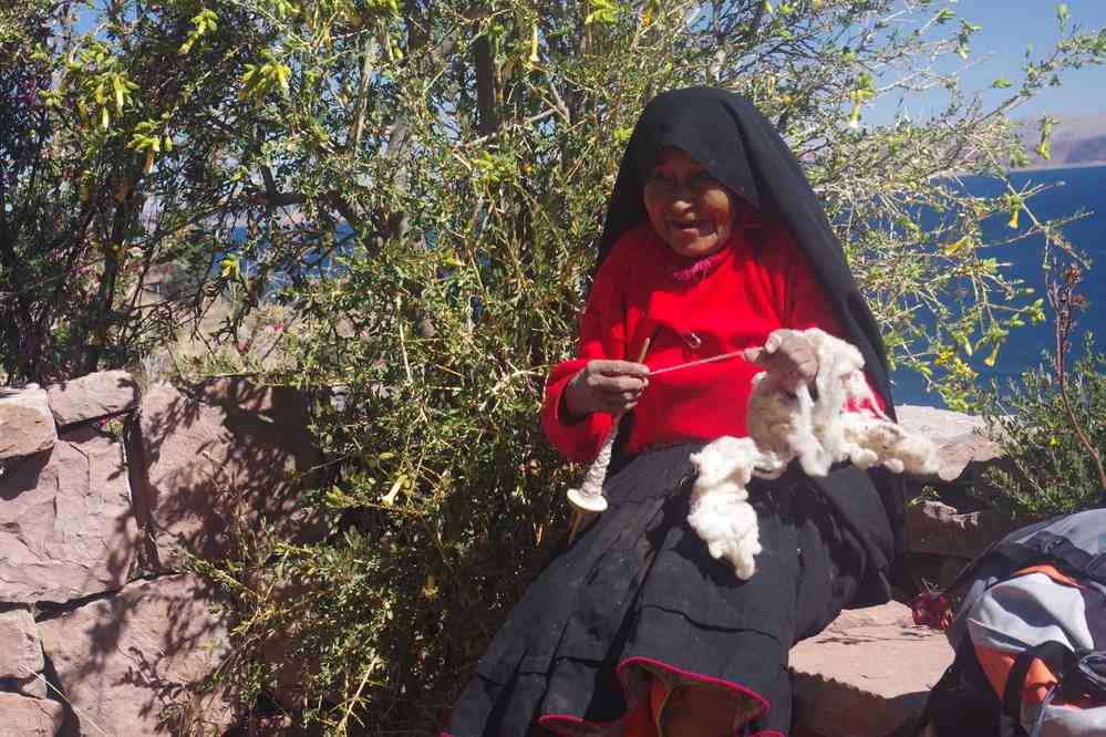 Lac Titicaca, randonnée dans l’île de Taquile. Habitante de l’île, le 7 août 2024