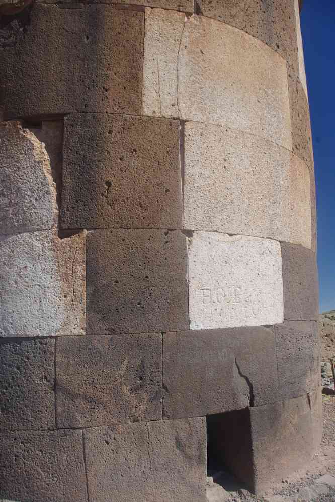 Chullpa sur la nécropole de Sillustani, le 8 août 2024