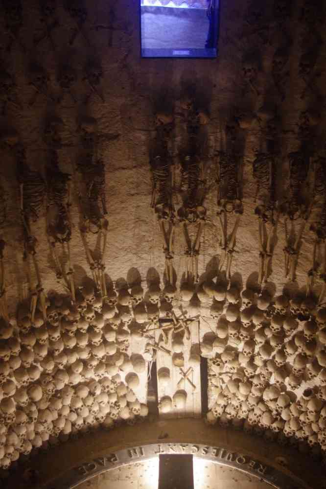 Lampa, visite de l’église du XVIIᵉ siècle. Étrange ossuaire à l’intérieur de l’église, le 8 août 2024