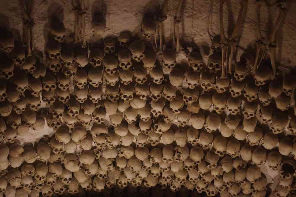 Lampa, visite de l’église du XVIIᵉ siècle. Étrange ossuaire à l’intérieur de l’église, le 8 août 2024