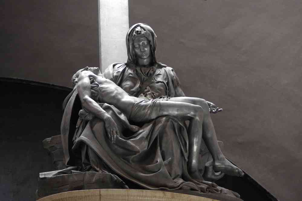 Lampa, visite de l’église du XVIIᵉ siècle. Copie argentée de la Pietà de Michel Ange, le 8 août 2024