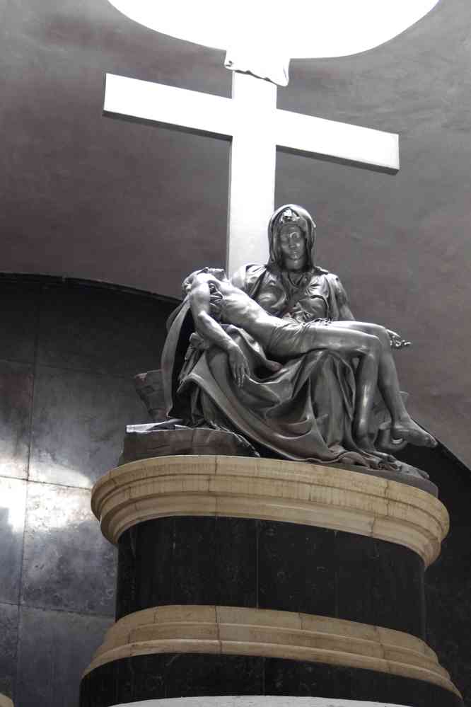Lampa, visite de l’église du XVIIᵉ siècle. Copie argentée de la Pietà de Michel Ange, le 8 août 2024
