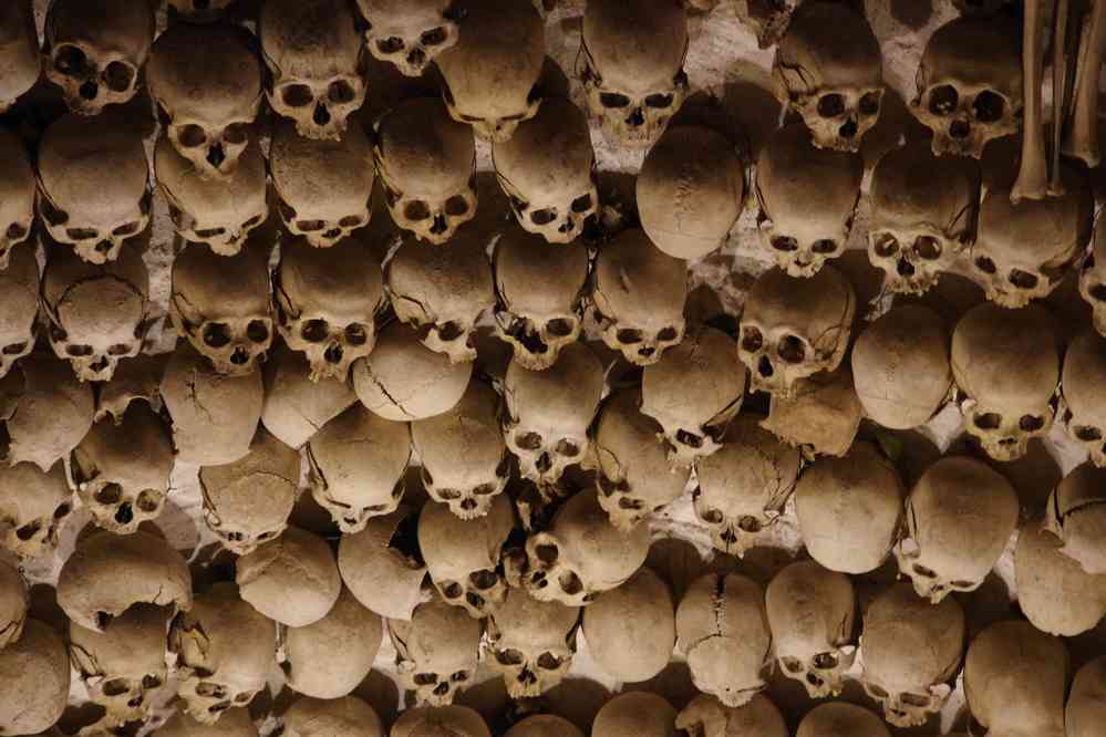 Lampa, visite de l’église du XVIIᵉ siècle. Étrange ossuaire à l’intérieur de l’église, le 8 août 2024