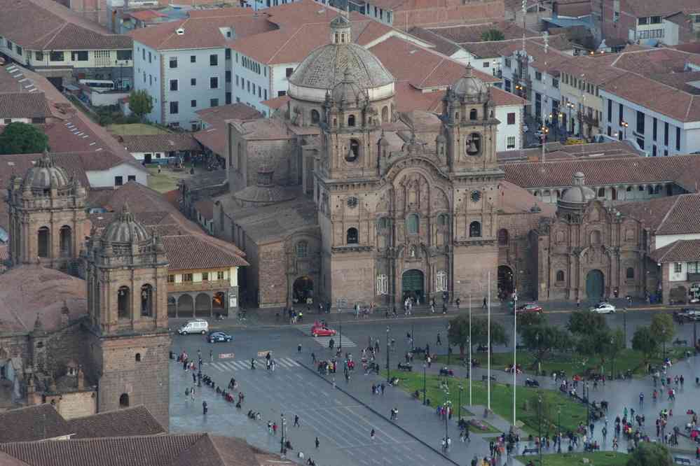 Le place d’armes de Cuzco vue depuis le site inca de Sacsayhuamán, le 9 août 2024