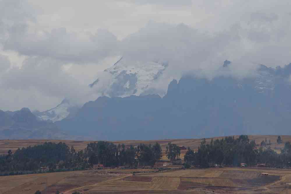 Randonnée le long de la laguna Huaypo. Vue partielle du Sahuasiray (5818 m), le 10 août 2024