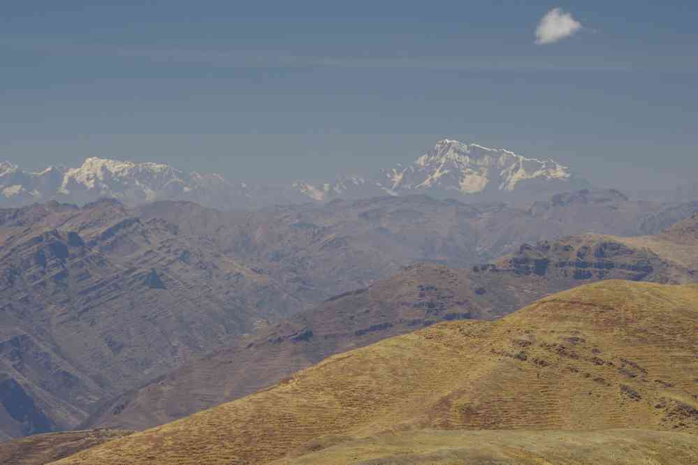 Trek dans la vallée sacrée : franchissement du Paso Huallata (env. 4400 m), le 11 août 2024. Depuis une brèche un peu plus loin : vue (à droite) sur l’Ausangate 6384 m
