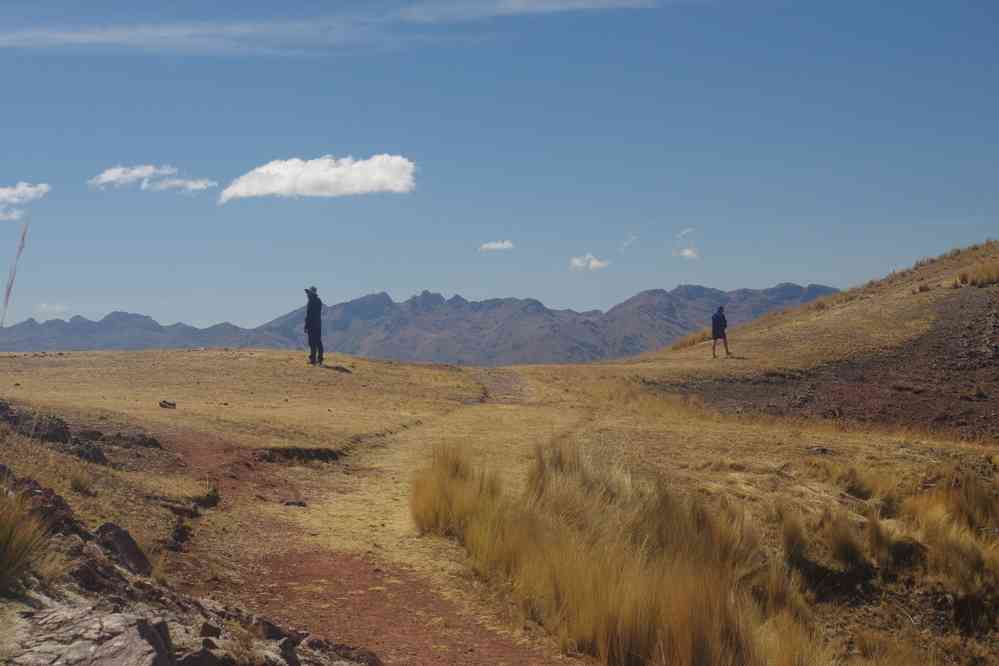 Trek dans la vallée sacrée : franchissement du Paso Huallata (env. 4400 m). Depuis une brèche un peu plus loin, le 11 août 2024