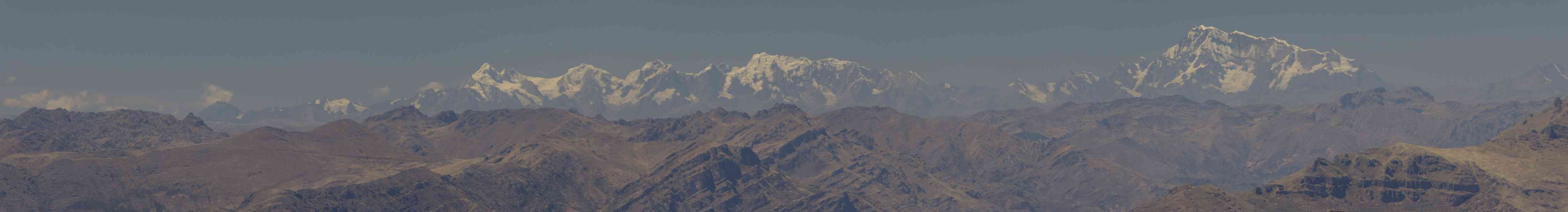 Trek dans la vallée sacrée : franchissement d’un col à 4400 m, le 11 août 2024. Depuis brèche située un peu plus loin ; vue sur la cordillère de Vilcanota, à droite l’Ausangate 6384 m