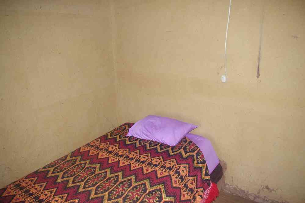 Notre gîte chez l’habitant près du site inca d’Huchuy Qosqo. Bâti en pisé et pied de lit de même, le 11 août 2024