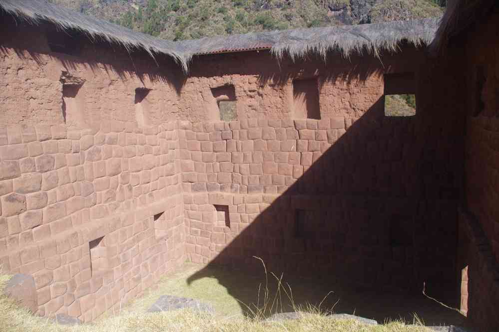 Visite du site inca d’Huchuy Qosqo. Temple à deux étages, le second accessible par l’extérieur, le 12 août 2024