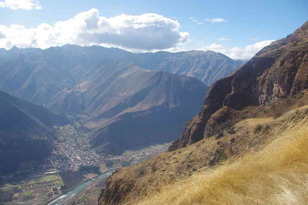 En quittant le site inca d’Huchuy Qosqo, le 12 août 2024. Vue sur la vallée sacrée et sur le rio Vilcanota/Urubamba