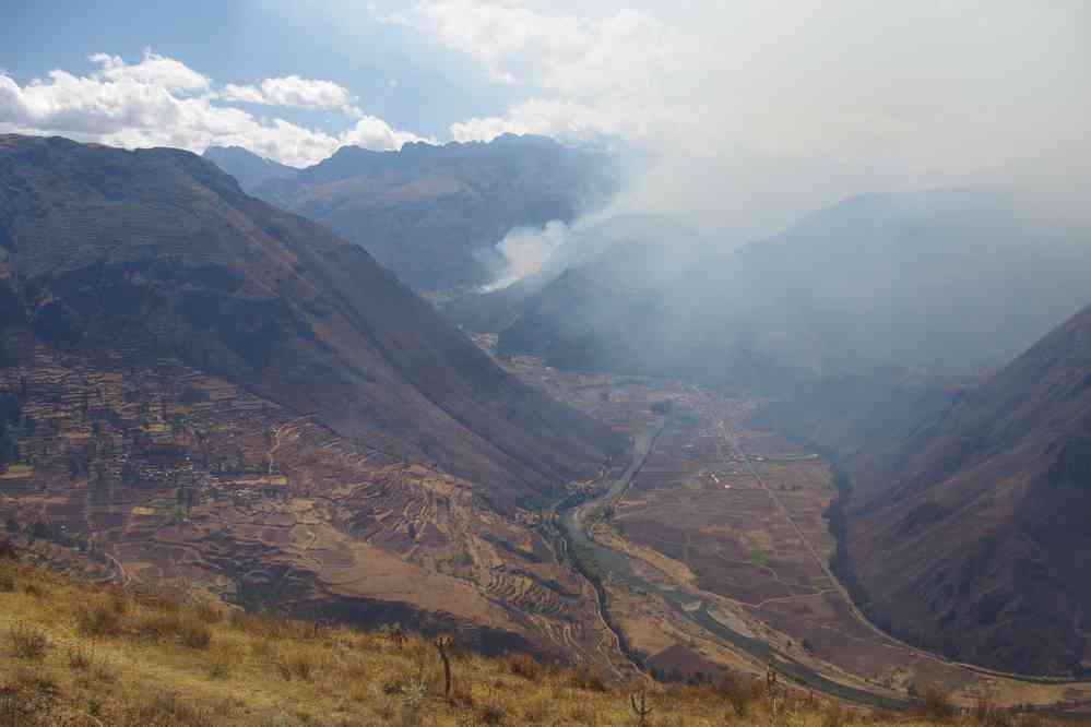 Incendie en cours au-dessus du village de Calca dans la vallée sacrée, le 12 août 2024. Photographie prise entre Sihua et Patabamba