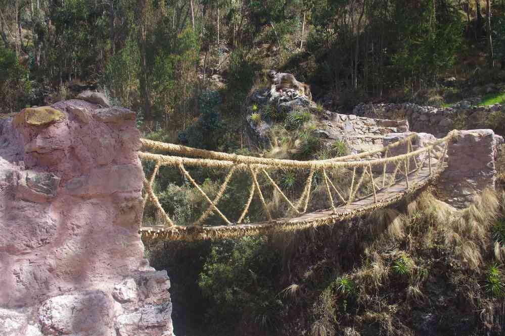 Pont suspendu reconstitué selon les techniques incas (supposées), le 12 août 2024. En contrebas du village de Patabamba