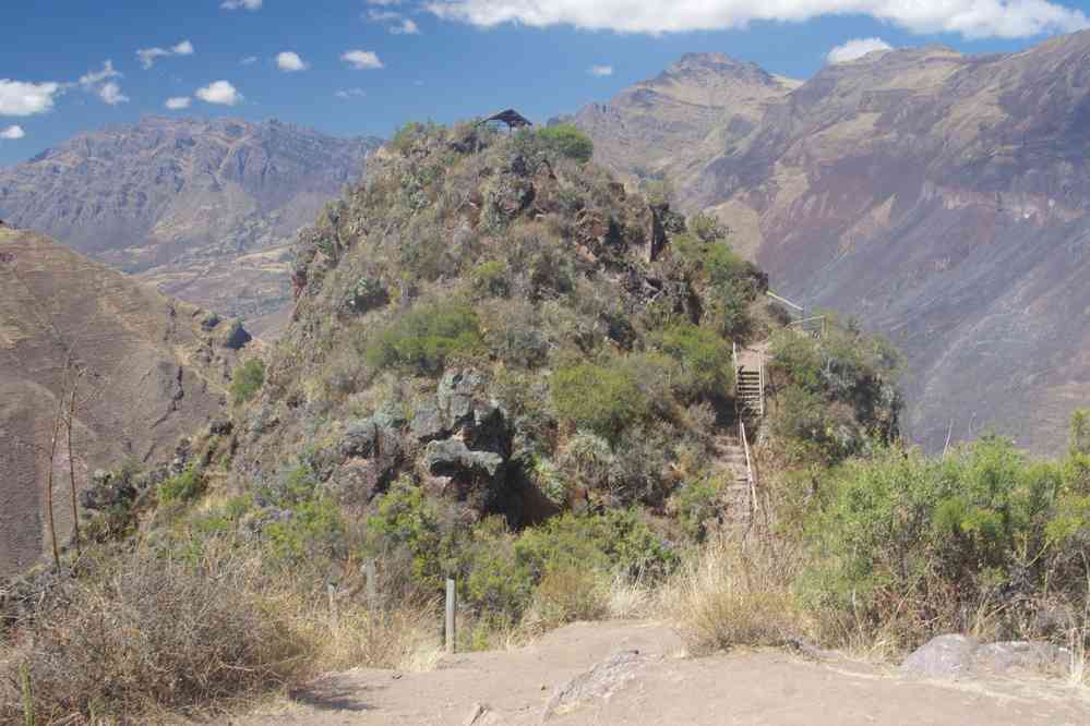 Visite du site archéologique de Pisac. Cheminement (un peu) aérien dans le site archéologique, le 13 août 2024